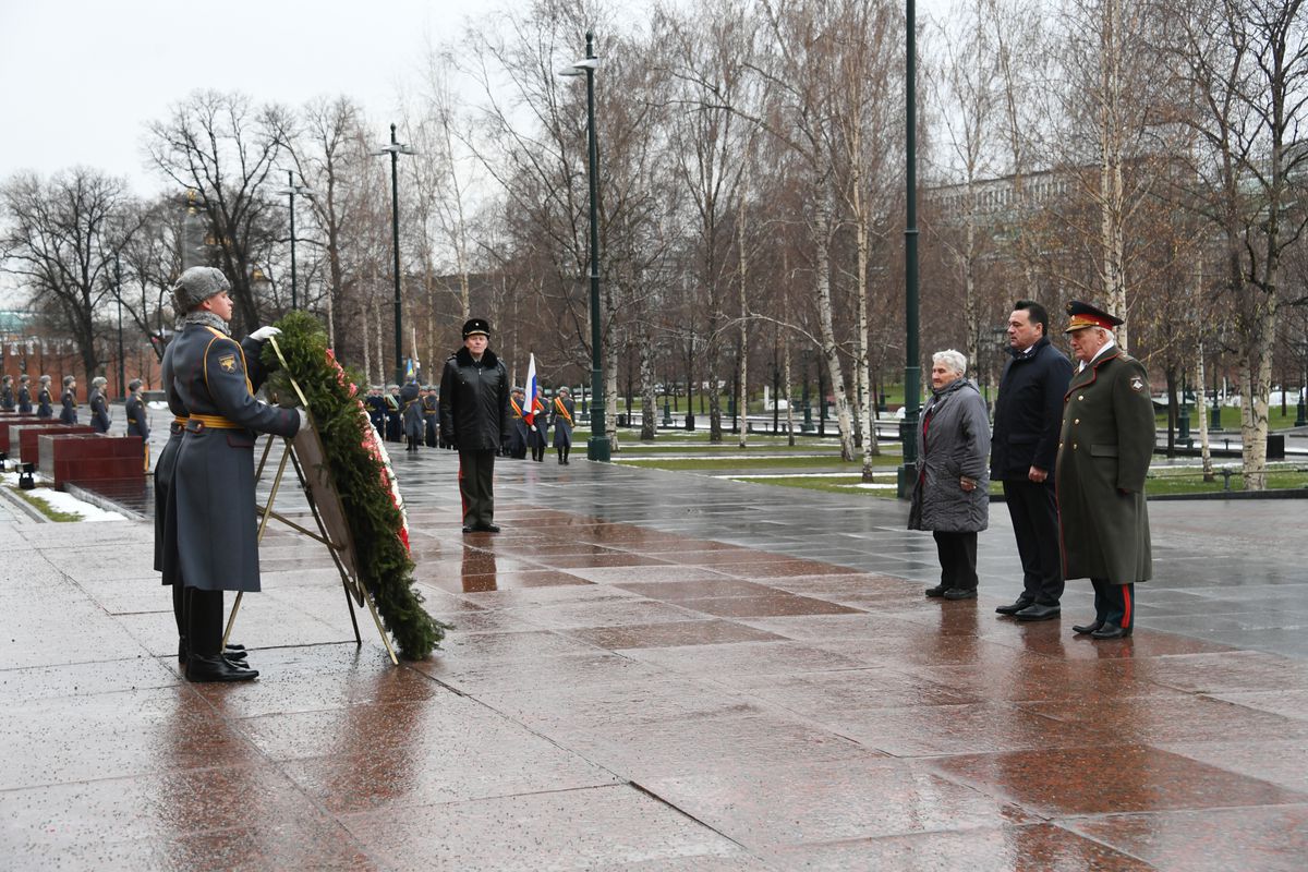Андрей Воробьев губернатор московской области - Подмосковная делегация возложила цветы на могилу Неизвестного Солдата в День воинской славы